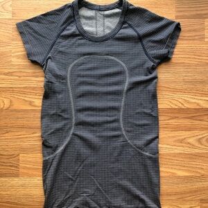 Lululemon short sleeve shirt